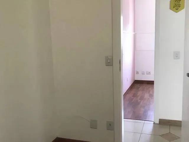 Imagem: A casa possui 3 Dormitórios, 2 Banheiros, 1 Vaga na garagem