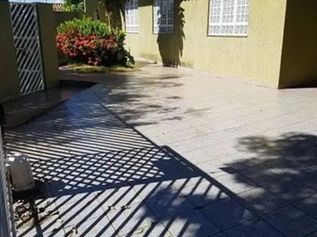Imagem: A casa possui 5 Dormitórios, 2 Suítes, 4 Banheiros, 4