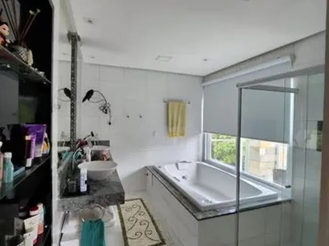 Imagem 2: Casa para Aluguel Possui 390 Metros Quadrados com 4 Quartos em Alphaville (Abrantes) - Cam