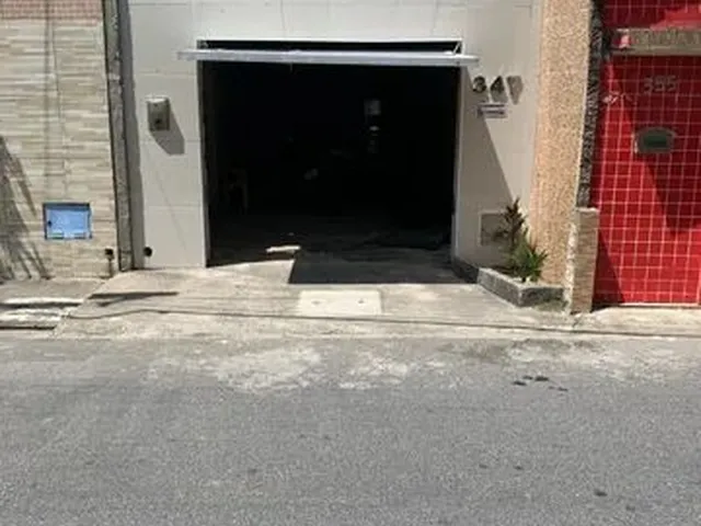 Imagem: A casa possui 1 Dormitório, 2 Banheiros, 2 Vagas na