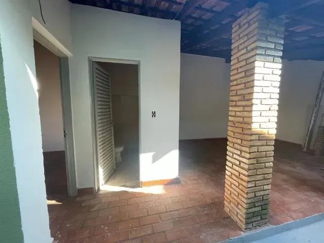 Imagem 14: Casa Espaçosa com Edícula no Parque Res. Azaleia!