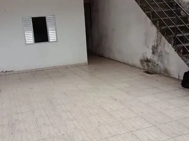 Imagem: A casa possui 2 Dormitórios, 1 Banheiro, 2 Vagas na