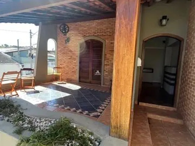 Imagem: A casa possui 3 Dormitórios, 1 Suíte, 1 Banheiro, 2 Vagas
