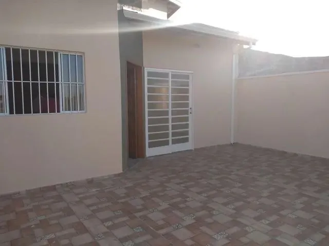 Imagem: A casa possui 2 Dormitórios, 1 Suíte, 1 Banheiro, 2 Vagas