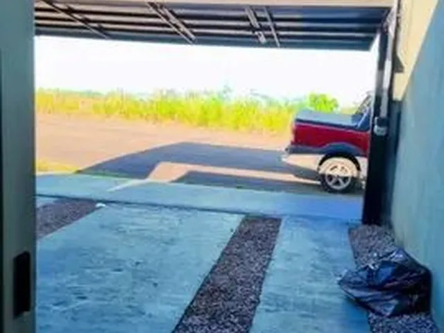 Imagem: A casa possui 3 Dormitórios, 2 Banheiros, 2 Vagas na