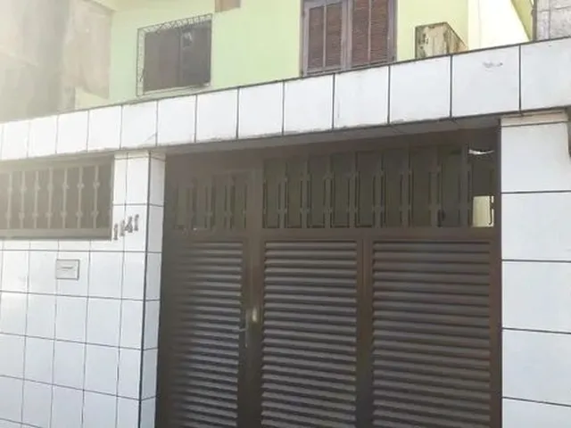 Imagem: A casa possui 3 Dormitórios, 2 Banheiros, 2 Vagas na