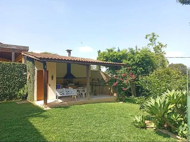 Imagem: A casa possui 4 Dormitórios, 3 Banheiros, 3 Vagas na