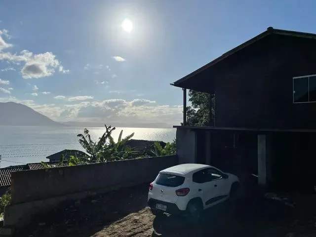 Imagem: A casa possui 3 Dormitórios, 1 Banheiro, 3 Vagas na