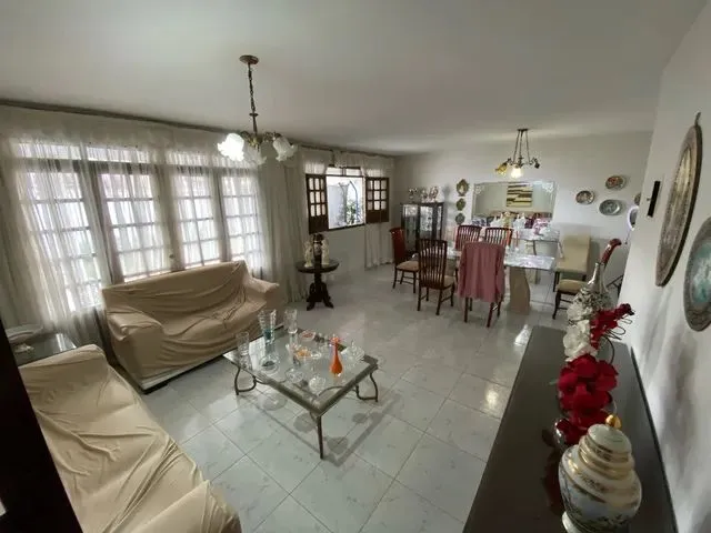 Imagem: A casa em condomínio possui 4 Dormitórios, 2 Suítes, 3