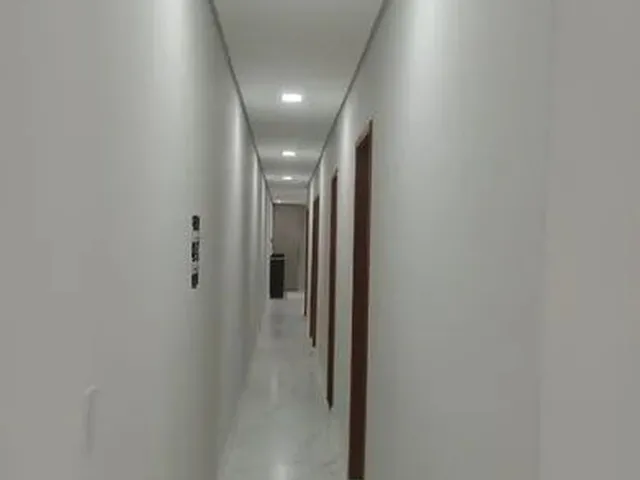 Imagem: A casa possui 3 Dormitórios, 2 Banheiros, 2 Vagas na