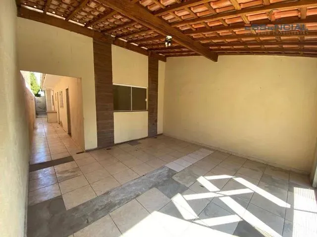 Imagem: A casa possui 2 Dormitórios, 1 Banheiro, 1 Vaga na