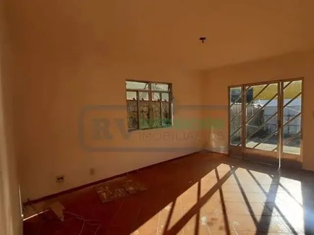 Imagem: )(- Documentada e Individual. Casa com 3