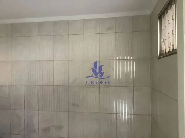 Imagem: A casa possui 3 Dormitórios, 1 Suíte, 2 Banheiros, 4