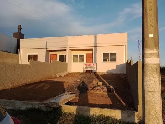 Imagem: A casa possui 2 Dormitórios, 1 Suíte, 2 Banheiros, 2