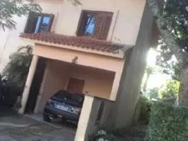 Imagem: A casa possui 3 Dormitórios, 1 Banheiro, 1 Vaga na