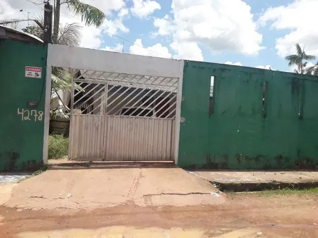 Imagem: A casa possui 4 Dormitórios, 1 Banheiro, 2 Vagas na