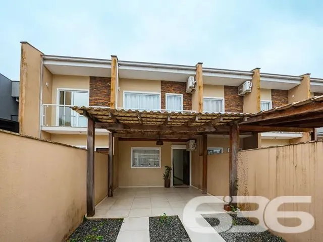 Imagem: A casa possui 2 Dormitórios, 2 Suítes, 1 Banheiro, 2