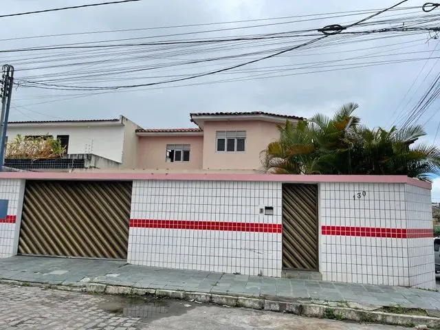 Imagem: A casa possui 5 Dormitórios, 2 Suítes, 3 Banheiros, 4