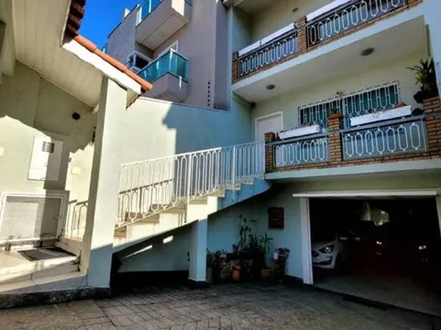 Imagem: A casa possui 4 Dormitórios, 1 Suíte, 2 Banheiros, 5