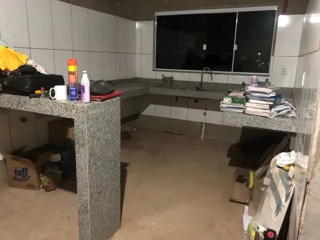 Imagem: A casa possui 4 Dormitórios, 3 Banheiros, 4 Vagas na
