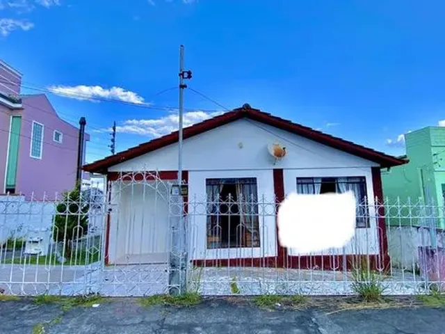 Imagem: A casa possui 4 Dormitórios, 2 Banheiros, 1 Vaga na