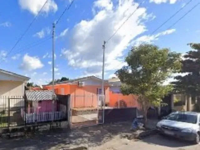 Imagem: A casa possui 3 Dormitórios, 2 Banheiros, 1 Vaga na