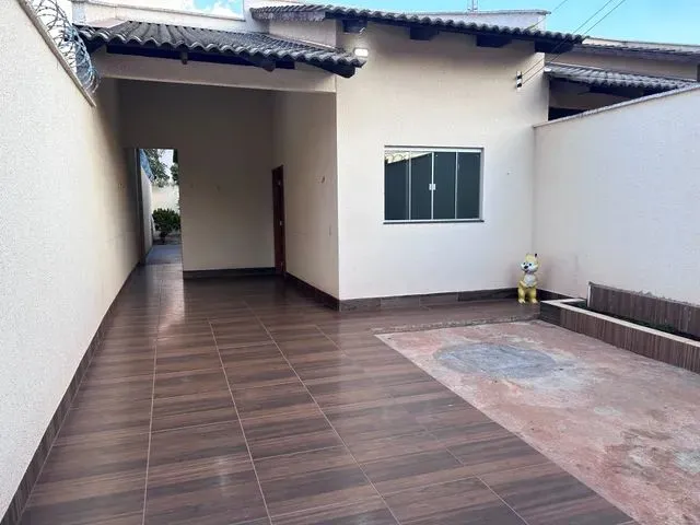 Imagem: A casa possui 2 Dormitórios, 1 Suíte, 2 Banheiros, 3