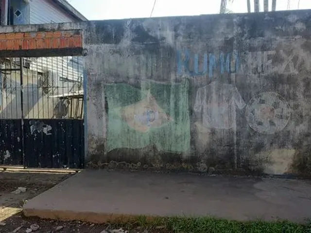 Imagem: A casa possui 3 Dormitórios, 1 Banheiro e está localizado