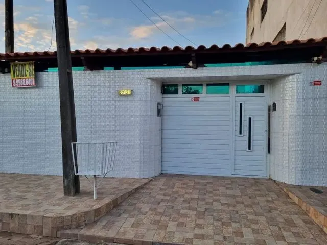 Imagem: A casa possui 3 Dormitórios, 2 Banheiros, 2 Vagas na
