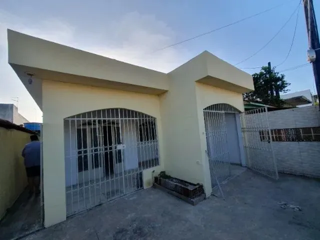 Imagem: A casa possui 1 Dormitório, 3 Banheiros, 1 Vaga na