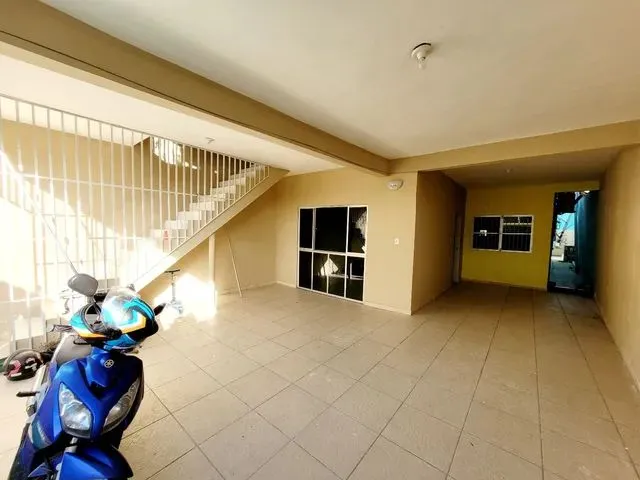 Imagem: A casa possui 3 Dormitórios, 2 Banheiros, 2 Vagas na