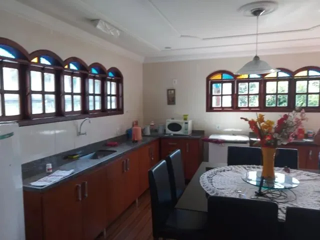 Imagem: A casa em condomínio possui 3 Dormitórios, 2 Suítes, 4