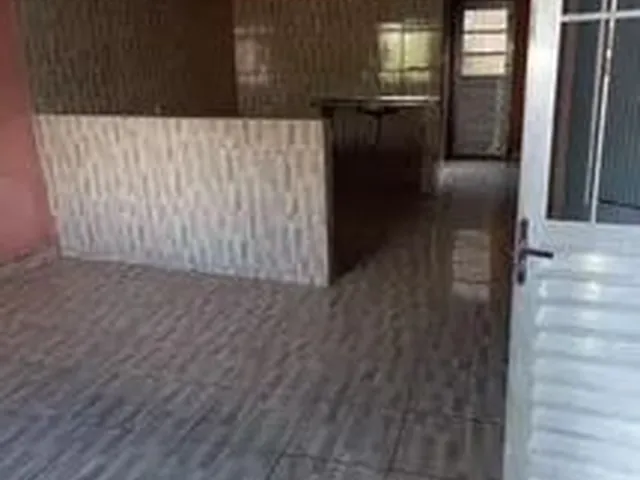 Imagem: A casa possui 2 Dormitórios, 1 Banheiro, 1 Vaga na