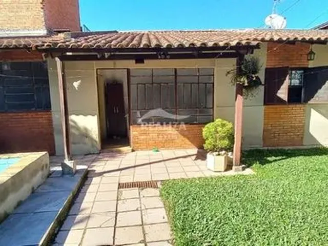 Imagem: A casa possui 2 Dormitórios, 1 Banheiro, 2 Vagas na