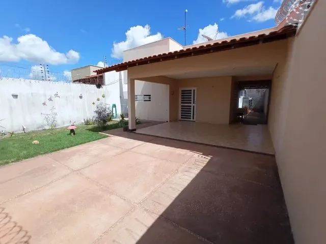 Imagem: A casa possui 3 Dormitórios, 1 Suíte, 2 Banheiros, 4