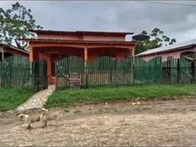 Imagem: A casa possui 3 Dormitórios, 2 Banheiros, 1 Vaga na