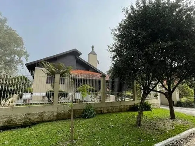 Imagem: A casa possui 3 Dormitórios, 2 Banheiros, 2 Vagas na