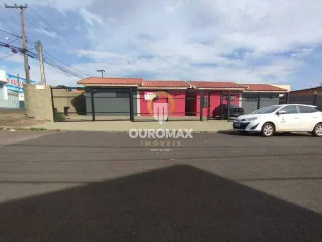 Imagem: A casa possui 1 Dormitório, 1 Banheiro, 1 Vaga na garagem,