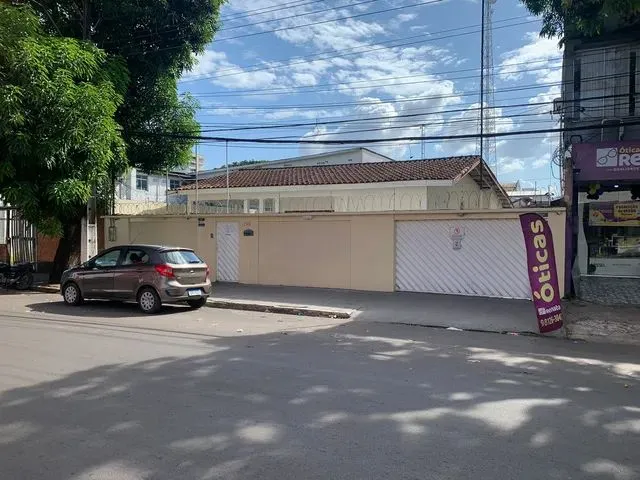Imagem: A casa possui 2 Dormitórios, 1 Suíte, 2 Banheiros, 4