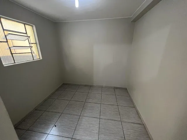 Imagem 2: Alugo Casa com 1 Quarto de Fundos 17 Oeste