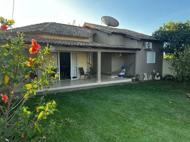 Imagem: O quarto possui 2 Dormitórios, 1 Suíte, 1 Banheiro,