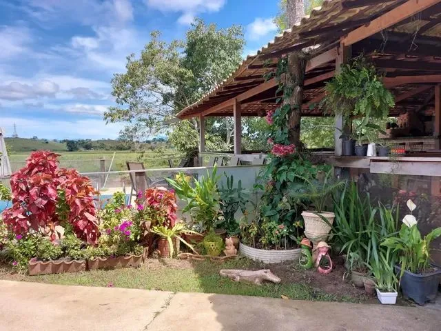Imagem: A casa possui 4 Dormitórios, 4 Banheiros, 2 Vagas na