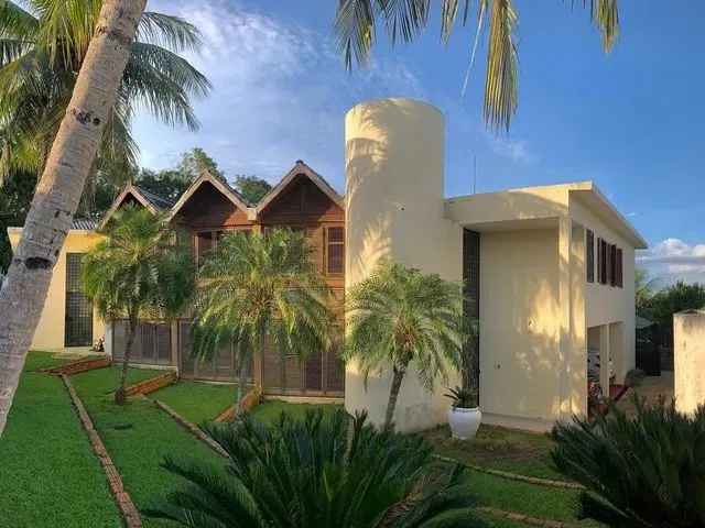 Imagem: A casa possui 5 Dormitórios, 2 Suítes, 5 Banheiros, 2