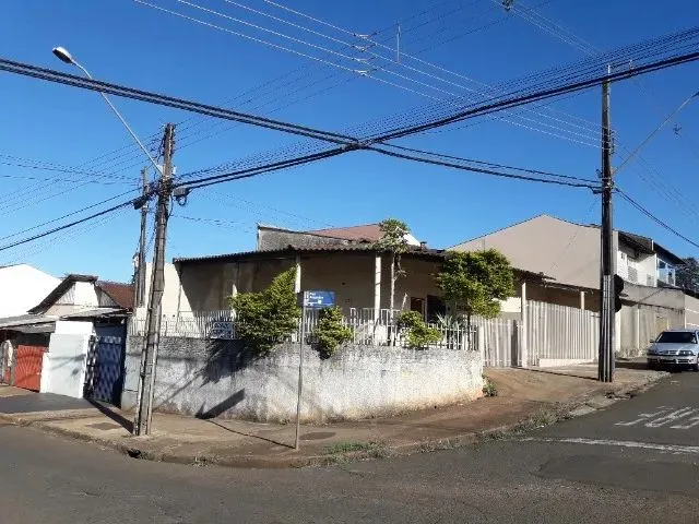 Imagem: A casa possui 3 Dormitórios, 3 Banheiros, 3 Vagas na