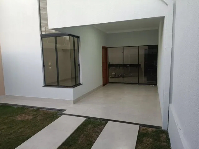Imagem: A casa possui 3 Dormitórios, 2 Banheiros, 2 Vagas na