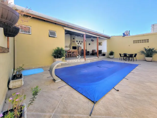 Imagem: Vendo Casa com Piscina e Lareira no Bairro