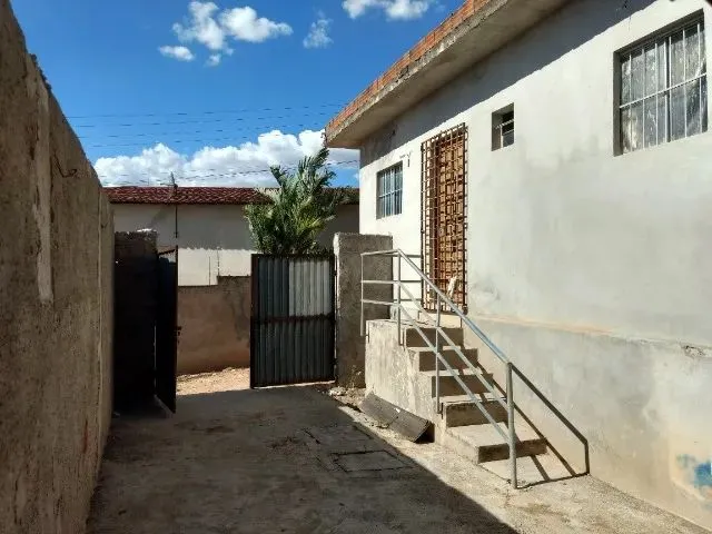 Imagem: A casa possui 2 Dormitórios, 1 Banheiro, 1 Vaga na