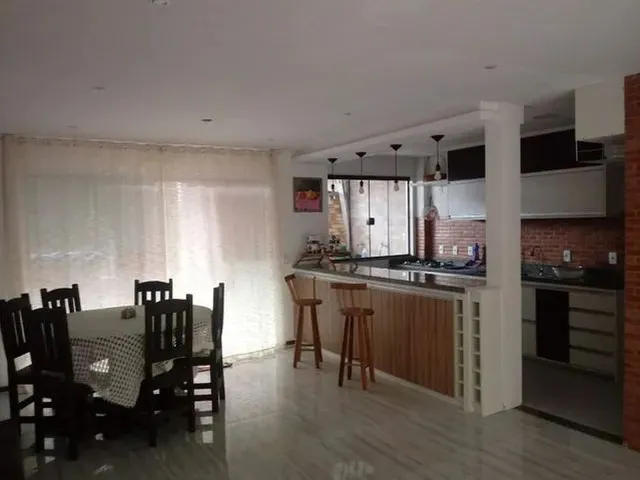 Imagem: A casa em condomínio possui 3 Dormitórios, 2 Suítes, 5