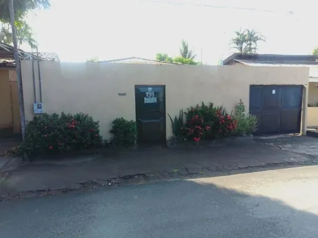 Imagem: A casa possui 4 Dormitórios, 2 Banheiros, 2 Vagas na