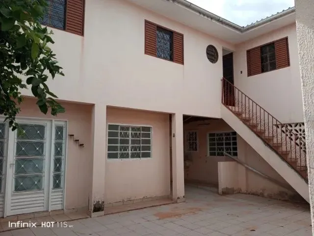Imagem: Casa com Apartamento a Venda em Rua Pública